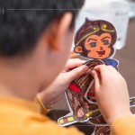 將剪下的零件，使用雙腳釘固定紙偶關(guān)節(jié)，背面貼上木桿，完成一只紙影戲偶。