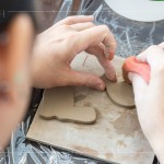 壓印出造型圖案後，利用海綿擦拭及整理陶土表面，再使用吹風(fēng)機(jī)，吹乾陶土表面，後續(xù)使用高溫釉藥上色。