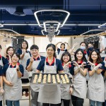 新業(yè)各部門同仁一同為愛行動(dòng)，將新鮮出爐的小月餅及蛋黃酥送至甘霖基金會(huì)。