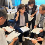 由講師設(shè)計(jì)需求，主管們擔(dān)任不同的顧客角色，來回溝通，讓接下來的遊戲環(huán)節(jié)能激發(fā)團(tuán)隊(duì)合作的效能。