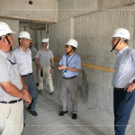 由新業(yè)建設(shè)創(chuàng)辦人 穆椿松先生(右一)與新業(yè)建設(shè) 卓勝隆董事長(右二)偕同建築師與工程師，樓層的巡視與檢討，時(shí)刻以住宅為念。