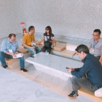 迎賓大廳的「都市版洞穴屋」！隱身在現(xiàn)代建築中，時尚簡約的設(shè)計感，暈黃的打光效果，與石材磨面相互輝映，相當(dāng)新奇！