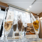 閉上眼，深呼吸，各類藥材氣味交織，彷彿置身大自然中，細(xì)細(xì)品味，讓身心喘口氣。