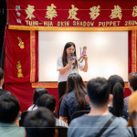 由東華皮影劇團(tuán)自製的獨(dú)特『紙影戲偶』–孫悟空、鐵扇公主、牛魔王造型，作為當(dāng)天伴手禮之一，讓大朋友與小朋友動(dòng)動(dòng)手指彩繪與DIY。