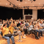 修復(fù)過(guò)程中需要維持單一動(dòng)作數(shù)個(gè)小時(shí)，講師邀請(qǐng)來(lái)賓舉著手模擬廟宇修復(fù)的其中一個(gè)環(huán)節(jié)，實(shí)際感受到修復(fù)工作的不易之處。