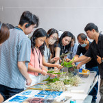 講師準(zhǔn)備各式植物與花卉供住戶挑選，透過層層擺放與細(xì)膩堆疊，創(chuàng)作出專屬的藍(lán)曬構(gòu)圖。