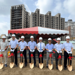 新業(yè)建設(shè)-名譽董事長 穆椿松(左四)、董事長 卓勝隆(右三) 偕同土地銀行-經(jīng)理 黃哲雄(右四)，與新業(yè)職人團隊，一同為【大塊藏硯】揭開序幕。