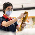 將粽葉的光滑面向內(nèi)，粗糙面向外，糯米較不會(huì)黏粽葉，擇兩片將蒂頭端與尾端交疊。