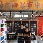 手拿自製綿密狀元糕，在第四市場的歷史招牌下，一起紀(jì)錄這場難忘的品味時(shí)光。