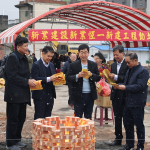 建築職人團(tuán)隊(duì)齊聚，心中滿懷期盼與感恩，將此份心意挾帶著一疊疊金紙，將此願(yuàn)直達(dá)天聽。