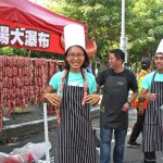 驚人的香腸瀑布，是否也頗有幾分裝置藝術(shù)的氣勢？在戴上獎牌之前，不妨從工作人員手中接過香腸串，擺個Pose留念吧！