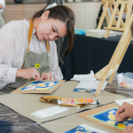 夏日綻放的煙火，飽和的亮色系，營造出煙火的絢爛與光輝，如同一閃一閃地閃爍在眼前。