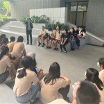 學員們圍坐於【新業(yè)宜家】庭院及石砌溜滑梯旁，聽建築師分享著種種規(guī)劃背後的考量，以建築而言，貼心的小細節(jié)將是引人注目的勝出關鍵。