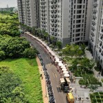 為了給新業(yè)家族與朋友一個難忘的夏日回憶，新業(yè)與【小蝸牛市集】合作，沿著保安十街人行道，將近60個攤位與餐車劃出一道彩虹般的微笑弧形。