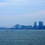 金門有許多小島，往來需乘船，儼然是一座海都。至金城鎮(zhèn)「水頭碼頭」搭船後，熟悉地理的夥伴遙指遠方，大夥兒才發(fā)現(xiàn)原來廈門離我們如此相近。