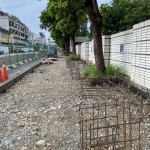 重新整頓的人行道，整平之後，綁上一座座街道家具的骨架，是提供行人可以有多一些歇息的空間。