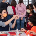 版畫(huà)藝術(shù)家細(xì)心的解說(shuō)各種雕刻刀的使用方法及注意事項(xiàng)，手應(yīng)該擺放的位置，每一步驟都非常講究，完成作品的同時(shí)更要注意安全！