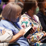 記錄著藝術(shù)家說(shuō)的一字一句，句句都是腳踏實(shí)地、深入人心的啟發(fā)，就像是藝術(shù)家分享著所記錄的種種美好片刻。