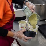 「半流質飲食」是對於牙口不好的長者們，志工們需將當天的菜餚打成泥，讓長輩
 也能均衡的攝取每日所需的營養(yǎng)。 