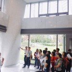 曲柱可說是【觀峰】的生命之樹，高達兩層樓的大柱子，每根柱子的曲線皆不同，也各自由鏡面牆完美貼合，自然而然幾無破綻，每一根柱體、每一面牆，各成一道獨特風景。