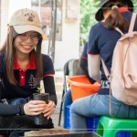 收到上一組的小苗盆後，用雙手微握黑軟盆，輕輕落放在磚塊上，敲5下，讓黑軟盆中的介質(zhì)土壤緊實(shí)。