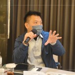 設(shè)計部吳志輝建築師以正反兩面立場，提出解決方案，與講師交流回饋。