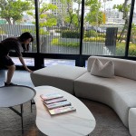 每每的選品，皆是透過設(shè)計(jì)師層層細(xì)膩選料及精準(zhǔn)眼光，挑出符合社區(qū)整體調(diào)性與質(zhì)感的各式軟裝。