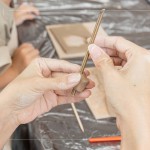 利用銅管將陶風(fēng)鈴物件穿洞，待高溫?zé)u後，使用麻繩將物件串起，串起一串手感陶風(fēng)鈴。