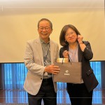 感謝陳慧如老師帶來紮實(shí)又豐富的課程內(nèi)容，由新業(yè)建設(shè)卓勝隆董事長致贈伴手禮品。