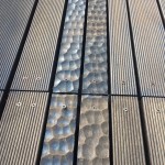 由師傅純手工一敲一鑿打造，特殊紋路的戶外花園區(qū)地板，日光下反射出不同層次的木頭質(zhì)感。