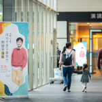 新業(yè)名人講堂邀請(qǐng)來自各領(lǐng)域的職人，分享各自的精采故事，跟著他們的腳步穿梭在多樣色彩的旅程中。