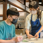 老師細(xì)心解說雕刻刀的使用技巧與注意事項(xiàng)，從握刀的姿勢到雕刻的角度，為光影帶來不同的風(fēng)情與變化。