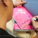 當(dāng)天抽獎(jiǎng)禮準(zhǔn)備藝術(shù)家的新書(shū)—真實(shí)色彩：優(yōu)席夫的藝術(shù)光旅，一段探索美、發(fā)現(xiàn)光，發(fā)現(xiàn)自我的藝術(shù)之旅，從孕育他的部落文化開(kāi)始，展開(kāi)的生命歷程，最後全然接納自我，回鄉(xiāng)引進(jìn)藝術(shù)教育、發(fā)揚(yáng)部落文化價(jià)值，在創(chuàng)作中發(fā)現(xiàn)真實(shí)自我的故事。