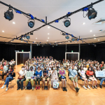 留心日常畫面，以一貫真誠的目光，用攝影作出回應。藉由拍照，交換了拍攝者與被攝者之間的互相信任，以及人們回頭凝視土地的視線。