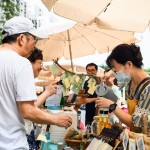 新業(yè)卓勝隆董事長(左一)也偕同妻子前來盛夏市集Fun一下，充滿檸檬餘韻觸動味蕾的風(fēng)味，是健康又消暑的飲品推薦款！