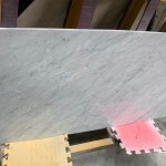 待石材半成品出爐後，更需要經(jīng)過(guò)嚴(yán)格的人工檢驗(yàn)，例如磨邊圓弧度及平整光滑度，通過(guò)職人的審視才能過(guò)關(guān)！