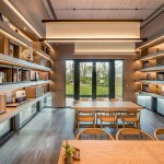 有舒心的中庭森林環(huán)繞，咫尺之間盡享書香與綠意，不僅適合一個(gè)人恣意閱讀，圖書室也是鄰里友善話家常的空間。