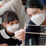 家長們帶著孩子，細心解說燈籠組裝的細節(jié)，從抽象的想像慢慢進展為具體的藝術(shù)
作品。