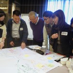 小組互相輪流觀摩討論，意外發(fā)現(xiàn)別組團(tuán)隊的分析與創(chuàng)意思考，激發(fā)更多可行的解決方案。(圖左三為新業(yè)建設(shè)創(chuàng)辦人-穆椿松 先生)