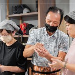 用虎口按壓，精準(zhǔn)的包覆甜蜜麥芽內(nèi)餡，透過執(zhí)行長的細(xì)心教學(xué)，一顆顆手作太陽餅即將熱騰騰出爐囉!