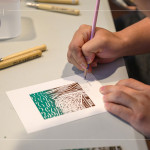 作品下方輕輕落下姓名和日期，為這段夏日的時(shí)光，留下一筆獨(dú)一無二的印記，悄悄收藏一段屬於自己的藝術(shù)時(shí)光。