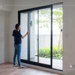 細心檢查窗戶開關(guān)是否順暢，窗框有無損傷，層層守護，讓住戶擁有安心舒適的居家生活。