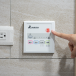 浴室「多功能涼暖風(fēng)機(jī)」，呵護(hù)全家人的需求，冬日保暖不溼冷，夏日降溫不燥熱，維持室內(nèi)的乾燥與空氣清新。 