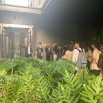 公共設施的外廊道，有計畫地被綠意填滿，彰顯建築造園的有機性，以及與自然共存共榮的必要性。有了植栽的陪伴，不僅能自在呼吸，也能在吐納之間品味純?nèi)恢馈?>
										<div   id=