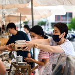 從攤販手中接過最適合午後享用的輕食，攤販同時將心意以雙手一同遞上，彼此的這份互動是盛夏美好的一景。