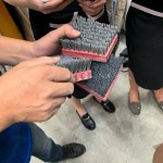 除了大型切磨機(jī)、角磨機(jī)及磨切片，師傅手中的小小鋼刷在磚石上來(lái)回「消磨」，也能呈現(xiàn)石材自然風(fēng)化的紋路面，賦予石材一層細(xì)緻的質(zhì)感。