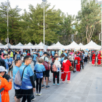 幸運(yùn)轉(zhuǎn)盤活動(dòng)吸引大大小小朋友的參加，只要當(dāng)天與新業(yè)立地?zé)釟馇蚝险?，就可以獲得抽獎(jiǎng)機(jī)會(huì)！