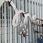 為了確保金屬雷雕擺放的位置，師傅先以模型樣板套量位置，用F型夾固定並標(biāo)記記號，讓物件位置準(zhǔn)確也相對穩(wěn)固。