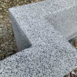 抿石子的溫潤是來自老師傅的巧手及耐心，有了抿石子點(diǎn)綴，給街道家具注入一絲活潑氣質(zhì)。