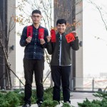 拿著自己印製的春聯(lián)與紅包袋，每位家族們都帶著心滿意足的笑容，春暖花開(kāi)迎好年。